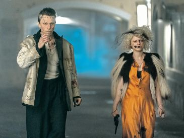 Christian Bale y Jessie Buckley, en una escena de “¡La novia!”. CORTESÍA