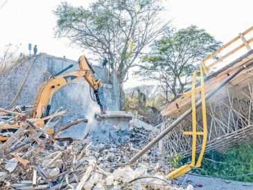 El puente de La Desembocada tuvo que ser demolido por el daño sufrido el 22 de febrero. SUN