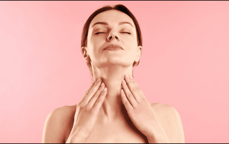 El maquillaje puede ayudar a ocultar el chupetón por algunas horas, pero la marca desaparecerá de manera natural con el paso de los días. CANVA