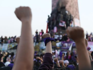 Cada año, durante las marchas del 8M, millones de mujeres en diferentes ciudades levantan el puño como una señal de apoyo mutuo y de fortaleza colectiva. EL INFORMADOR / ARCHIVO