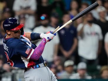 Aaron Judge, de Estados Unidos, rompe el bate al conectar una rola. El toletero abrió el marcador con un jonrón. AP/A. Landis