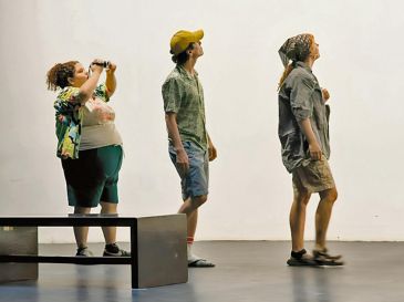 La obra “Mausoleo” explora la relación entre luz, sombra y mirada para construir una atmósfera inquietante en escena. CORTESÍA