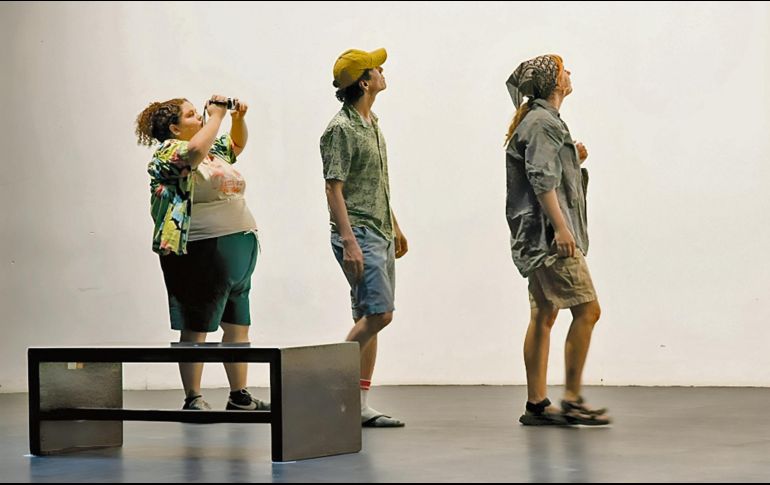 La obra “Mausoleo” explora la relación entre luz, sombra y mirada para construir una atmósfera inquietante en escena. CORTESÍA