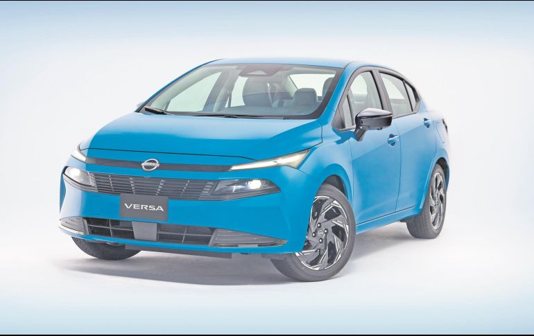 El nuevo Versa adopta un frontal más moderno con luces divididas, parrilla más discreta y rines rediseñados que refuerzan su imagen renovada. CORTESÍA
