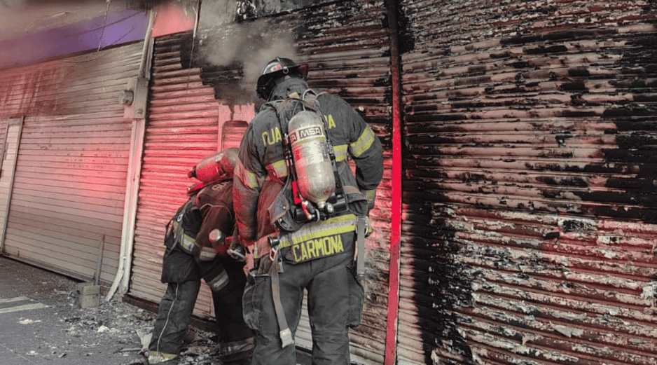 Debido al incendio reportado a un costado del Mercado Corona, en la calle Independencia, fue cerrada a la circulación vehicular. ESPECIAL