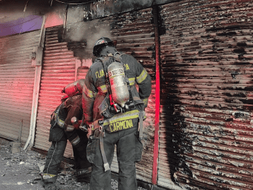 Debido al incendio reportado a un costado del Mercado Corona, en la calle Independencia, fue cerrada a la circulación vehicular. ESPECIAL