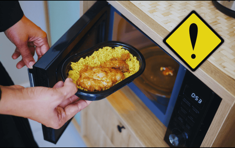 Tras someter los plásticos a temperaturas altas, el calor del microondas puede liberar BPA, ftalatos, BPS o BPF, y adherirse a la comida. Por eso es preferible usar envases de vidrio y cerámica. ESPECIAL / CANVA