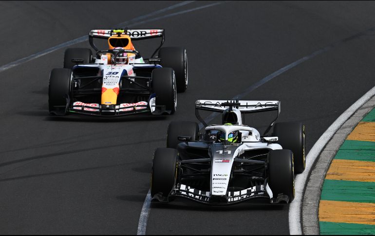 En uno de los grandes momentos de la carrera, Checo Pérez revivió la rivalidad con Liam Lawson en un mano a mano. EFE/J. Carrett