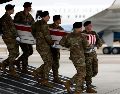Los restos de seis soldados estadounidenses muertos en un ataque con drones en Kuwait llegaron ayer a la  Base Aérea de Dover, en Delaware. EFE/W. Oliver