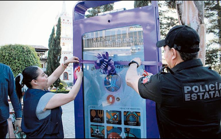 El tótem cuenta con un botón de emergencia que, al ser presionado, activa una videollamada directa con personal del C5 Escudo Jalisco. ESPECIAL