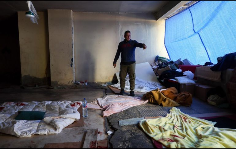 Un hombre libanés desplazado que huyó con su familia del suburbio del sur para refugiarse en un garaje abandonado muestra el lugar donde sus hijos resultaron heridos por las esquirlas de un cohete que impactó en un hotel cercano en un ataque israelí en el distrito de Raouche en Beirut, Líbano, este domingo 8 de marzo de 2026. EFE/W. HAMZEH