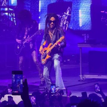 De mezclilla, lentes oscuros y sus largas rastas inconfundibles, Lenny Kravitz desgarró el aire con los primeros acordes violentos, rockeros, de su guitarra eléctrica. EL INFORMADOR / A. NAVARRO