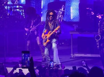 De mezclilla, lentes oscuros y sus largas rastas inconfundibles, Lenny Kravitz desgarró el aire con los primeros acordes violentos, rockeros, de su guitarra eléctrica. EL INFORMADOR / A. NAVARRO