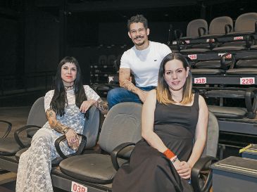 De izquierda a derecha: Abigail Vázquez (encargada de LARVA); Carlos González (director de Cultura Guadalajara); y Edith Castillo (encargada del Teatro Jaime Torres Bodet). EL INFORMADOR/ J. Acosta