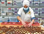 Trabajadora participa en la elaboración de productos en una fábrica de chocolates en Jalisco. ESPECIAL