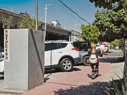 Negocios y camiones de carga utilizan los carriles laterales del Periférico como estacionamiento o patio de maniobras, reduciendo la circulación y provocando congestionamientos constantes. EL INFORMADOR/ J. Acosta