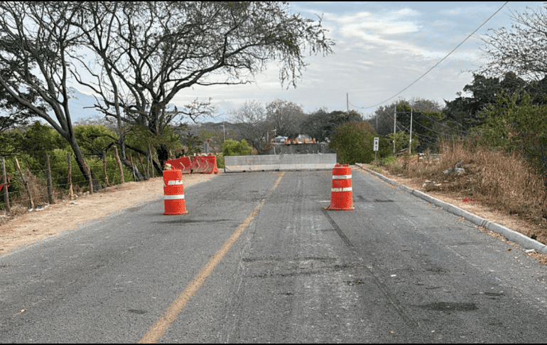 El motociclista conducía, al parecer, sin percatarse de las obras que ahí se realizan para tratar de reconstruir el camino. ESPECIAL