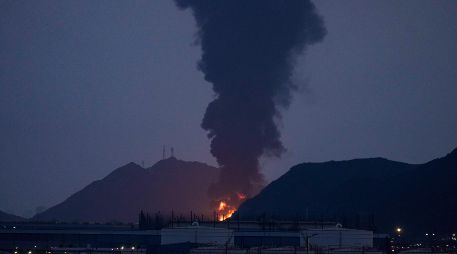 En la imagen, una columna de humo se extiende en las instalaciones petroleras de Fujairah, Emiratos Árabes Unidos. AP/A. Qadri