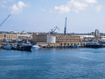 Entre los sitios históricos más representativos se encuentra el Fuerte de la Contaduría, construido en 1760 en lo alto del cerro, desde donde se tiene una vista privilegiada del mar. CANVA