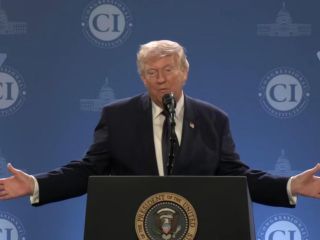 Trump afirma que el Gobierno cubano está por colapsar y menciona posible “toma de control amistosa”. EFE