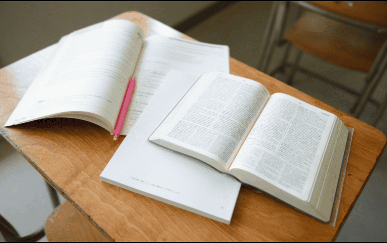 El rezago educativo en México afecta a aproximadamente 24.2 millones de personas (24.2% de la población) que no han concluido la educación obligatoria. CANVA