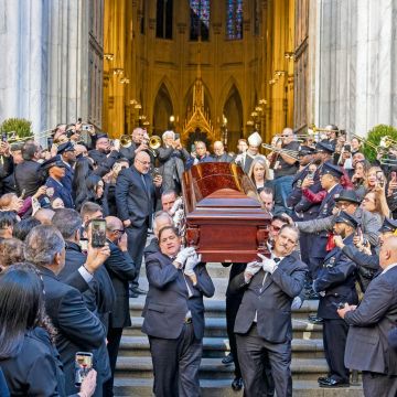 Músicos, principalmente trombonistas, tocan música mientras el cuerpo de Willie Colón sale de la iglesia de San Patricio en Nueva York. EFE