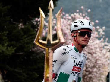 El ciclista mexicano Isaac Del Toro, del equipo UAE Team Emirates, antes de la segunda etapa de la carrera ciclista Tirreno-Adriático este martes. EFE / R. Bettini
