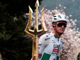 El ciclista mexicano Isaac Del Toro, del equipo UAE Team Emirates, antes de la segunda etapa de la carrera ciclista Tirreno-Adriático este martes. EFE / R. Bettini