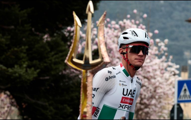 El ciclista mexicano Isaac Del Toro, del equipo UAE Team Emirates, antes de la segunda etapa de la carrera ciclista Tirreno-Adriático este martes. EFE / R. Bettini