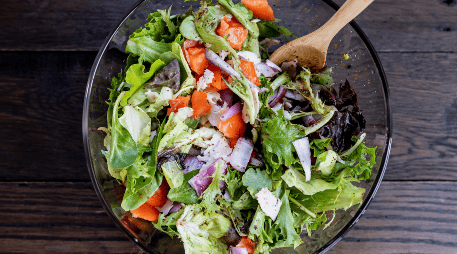Muchas personas desconocen que añadir vinagre de manzana a la lechuga no solo aporta sabor. ESPECIAL