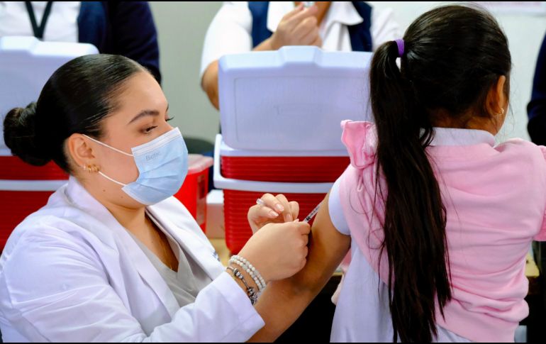 El Gobierno de Jalisco llamó a madres, padres y tutores a tener a la mano la Cartilla Nacional de Salud para agilizar la revisión del esquema de vacunación. CORTESÍA
