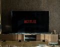 Películas románticas, dramas, thrillers y documentales forman parte de la variedad que ofrece Netflix en su programación. PEXELS