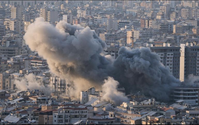 Columnas de humo se elevan tras un ataque aéreo israelí en Dahiyeh, en los suburbios del sur de Beirut, Líbano. AP/B. Hussein