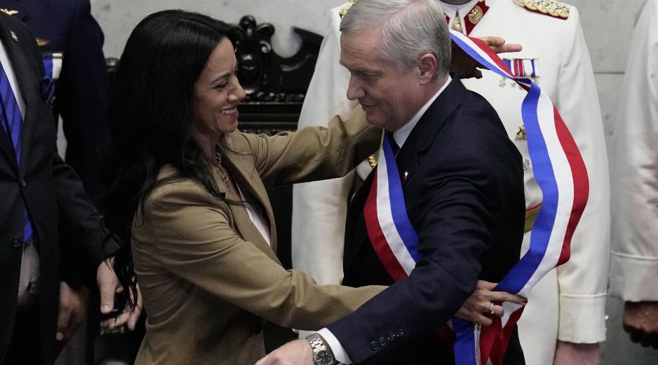 La presidenta del Senado, Paulina Núñez, a la izquierda, le coloca la banda presidencial al presidente entrante Jose Antonio Kast durante su toma de posesión en Valparaíso, Chile, el miercoles 11 de marzo de 2026. AP/E. Felix