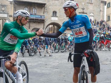 La "Maglia Azzurra" de líder todavía le pertenece al mexicano Isaac del Toro (UAE). EFE / R. Bettini