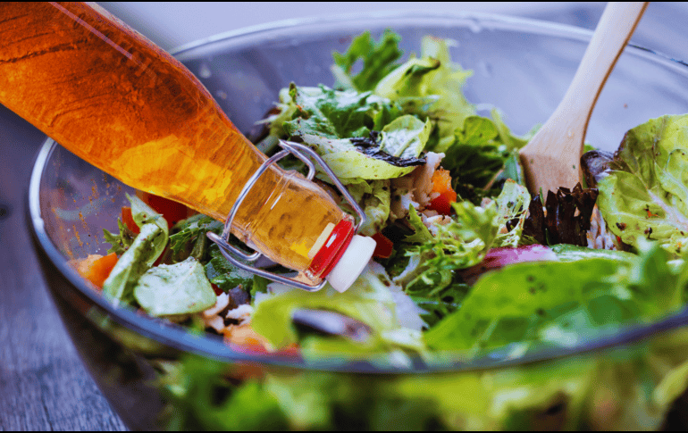 El vinagre de manzana, al ser un producto fermentado que contiene probióticos, puede aumentar la cantidad de bacterias saludables en el tracto gastrointestinal. ESPECIAL / CANVA