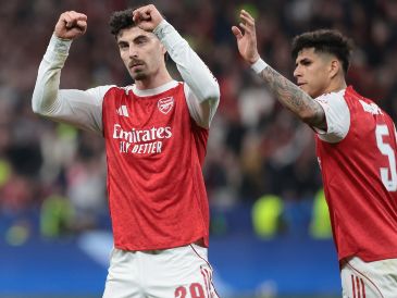 Kai Havertz (I) anotó de penal al minuto 85, en un partido sufrido para el Arsenal, que sigue invicto en la Champions. EFE / C. Neundorf