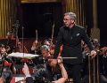 Para José Luis Castillo, el director de la orquesta, el programa no es simplemente una sucesión cronológica de estilos, sino una forma de mostrar cómo ciertos lenguajes musicales continúan dialogando a lo largo del tiempo. CORTESÍA / OFJ