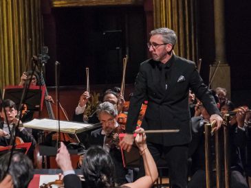 Para José Luis Castillo, el director de la orquesta, el programa no es simplemente una sucesión cronológica de estilos, sino una forma de mostrar cómo ciertos lenguajes musicales continúan dialogando a lo largo del tiempo. CORTESÍA / OFJ
