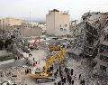 Rescatistas trabajan en los escombros de un edificio residencial atacado por la coalición de Estados Unidos e Israel en Teherán. EFE/A. Taherkenareh