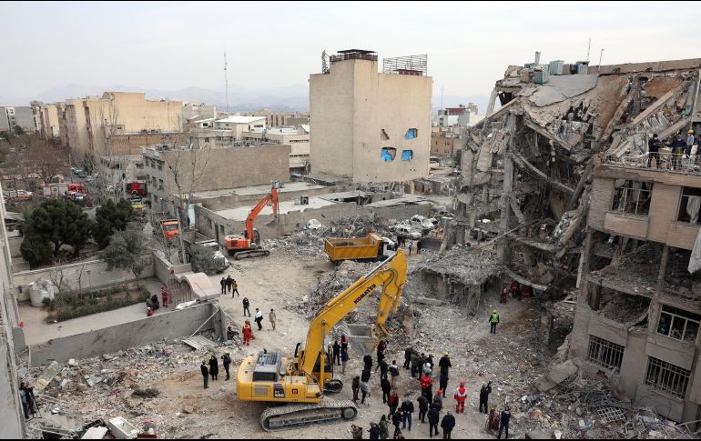 Rescatistas trabajan en los escombros de un edificio residencial atacado por la coalición de Estados Unidos e Israel en Teherán. EFE/A. Taherkenareh