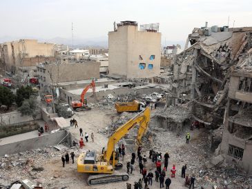 Rescatistas trabajan en los escombros de un edificio residencial atacado por la coalición de Estados Unidos e Israel en Teherán. EFE/A. Taherkenareh
