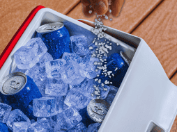 Agregar sal con un poco de hielo a un recipiente con agua permite que las bebidas se enfríen más rápido que al meterlas al congelador. ESPECIAL / CANVA