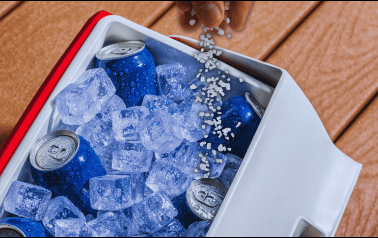 Agregar sal con un poco de hielo a un recipiente con agua permite que las bebidas se enfríen más rápido que al meterlas al congelador. ESPECIAL / CANVA