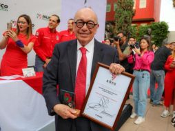 El primero en recibir su galardón fue el notario Vidal González Durán, quien ha sido militante tricolor por más de 55 años. Se ha desempeñado como tesorero del PRI estatal, diputado y regidor. EL INFORMADOR / A. Navarro