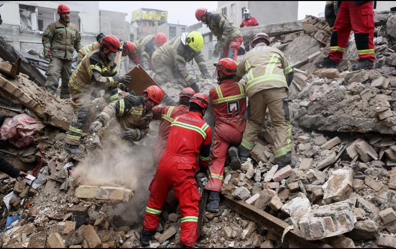 Equipos de rescate buscan supervivientes entre los escombros tras un ataque en el sur de Teherán, Irán, el viernes 13 de marzo de 2026. AP/S. Safari