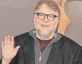 Guillermo del Toro posa durante el encuentro entre los productores de las 10 películas nominadas al premio de la Academia. EL UNIVERSAL