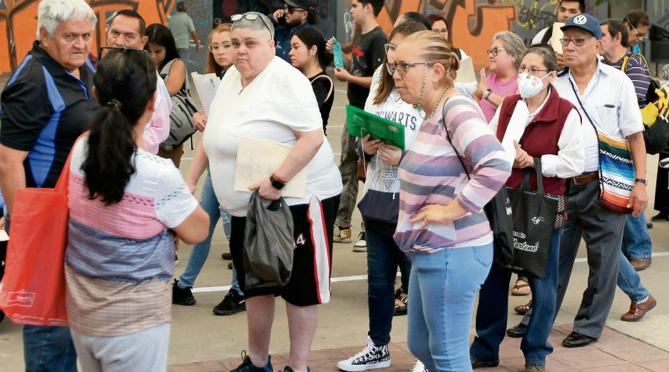 Adultos mayores buscan información sobre programas sociales, mientras el Gobierno revisa el esquema de pensiones en organismos públicos. EL INFORMADOR/ Archivo