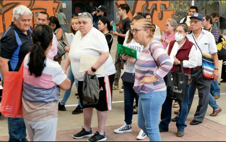 Adultos mayores buscan información sobre programas sociales, mientras el Gobierno revisa el esquema de pensiones en organismos públicos. EL INFORMADOR/ Archivo