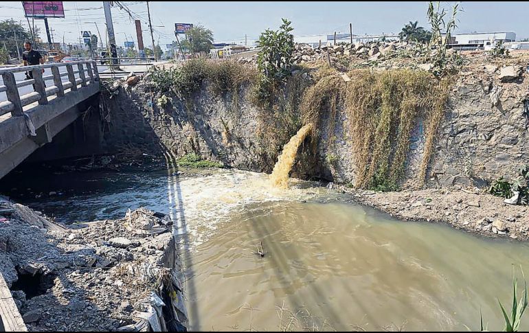 Descargas ilegales de aguas residuales a cauces y canales contaminan el sistema hídrico de la ciudad, ante la débil vigilancia y escasas sanciones. ESPECIAL